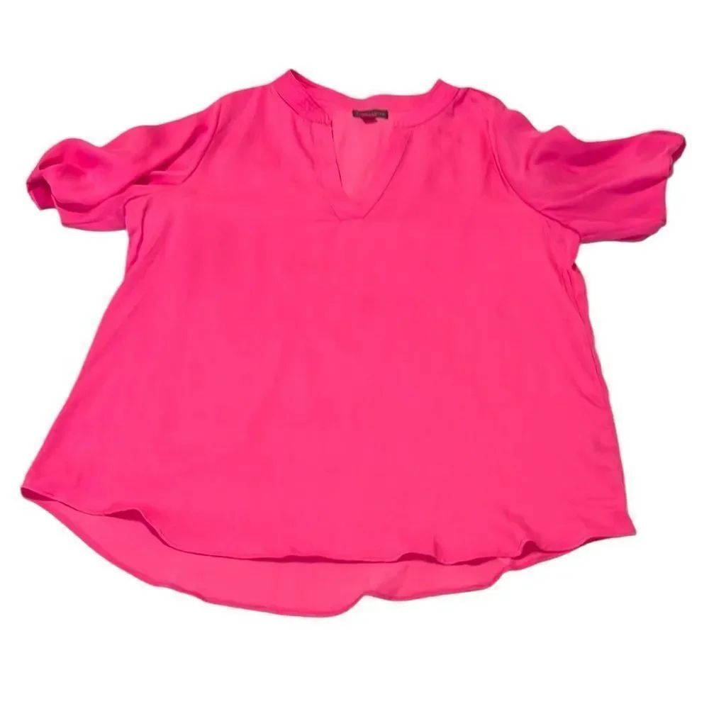Vince Camuto szM vibrant pink puffy short sleeve V neck round hem blouse EUC